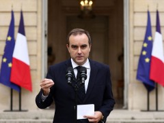 Франц улсын Ерөнхий сайд албаа аваад сар бололгүй огцорчээ