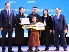 Гэр бүлээрээ боловсролын салбарт ажиллаж буй 8 өрхөд түрээслээд өмчлөх орон сууц олголоо