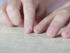 Үйлчилгээний байгууллагууд хараагүй иргэдэд зориулсан брайль бичгээр бичих шаардлагатай