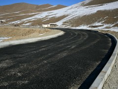 Гачууртын замаас Баяндөхөмийн ам хүртэлх 1.1 км авто замын ажил 95 хувьтай үргэлжилж байна