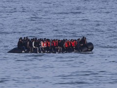 Франц улс Кале дахь хууль бус орогнох байруудыг цэвэрлэж, завьтай дүрвэгсдийг саатуулж эхлэв