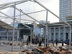 Төв талбайд барьсан