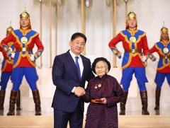 Академич Аюурын Дулмаад Хөдөлмөрийн баатар цол хүртээлээ