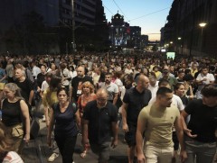 Сербийн оюутнууд жил шахам үргэлжилсэн Засгийн газрын эсрэг жагсаалаа зогсоожээ 