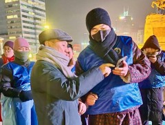 Сүхбаатарын талбайд суулт хийж буй эрүүл мэндийн салбарынхаа эмч, ажилчдын төлөөлөлтэй  Эрүүл мэнд..