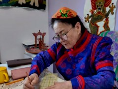 Т.Цолмонсүрэн шивүүрийн аргаар эсгий уран зураг бүтээж байна