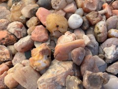 Байгалийн чулууг улсын хилээр хууль бусаар гаргах гэж байсныг гаалийн хяналт шалгалтаар илрүүлжээ