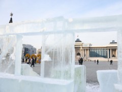 Төв талбайд мөсөн хотхон урлаж байна