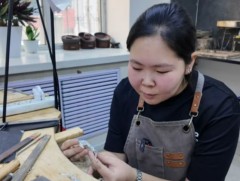 О.Тэргэл: Зэс, гууль, мөнгө зэргийг ашиглан үнэт эдлэл хийх чадварт суралцаж байна