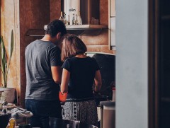 Хамтран амьдрагчдыг гэрлэлттэй адилтгах харилцааны хууль хэлэлцэж байна