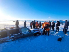 Нуурын мөс цөмөрсний улмаас автомашинтай зорчиж явсан иргэн амь насаа алджээ