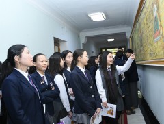 Сүхбаатар дүүргийн ЕБС-ийн ахлах ангийн сурагчид Төрийн ордонд зочилж, зарим хуулийн төслийн талаа..