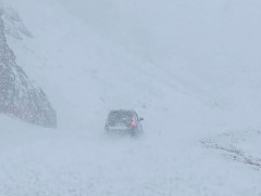 Сүхбаатар аймгийн нийт нутгаар цасан шуурга үргэлжилж, Мөнххаан суманд зам хаагдлаа