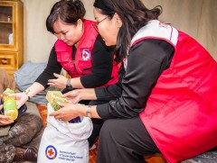 Сэлэнгэ аймгийн 3 сумын 50 малчин өрхөд хүнсний тусламж үзүүлжээ