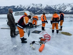 ОБЕГ: Хөвсгөл нуурт цөмөрсөн автомашиныг татан гаргалаа