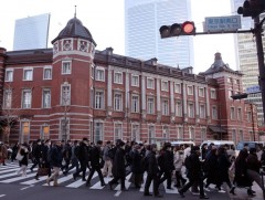 Японд бодит цалингийн хэмжээ 13 сарын туршид анх удаа өсжээ