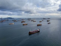 Ормузын хоолойд 20 мянган далайчид ачаа тээврийн хөлөг онгоцтойгоо гацсан байна
