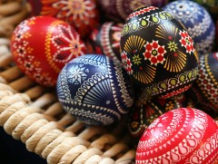 В.Путин улаан өндөгний баярын үеэр гал зогсоох шийдвэр зарлаж, Украин дагахаа илэрхийлэв