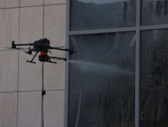 Барилгын гадна фасад, гэрлэн дохиог тусгай төхөөрөмж ашиглан угааж байна