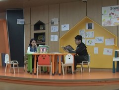 Есөн настай О.Мөнхтүшиг ээжтэйгээ номын санд суух дуртай