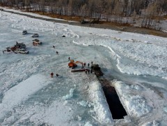 Хөвсгөл нуурт живсэн “Зил 131” автомашиныг 23 метрийн гүнээс татан гаргалаа