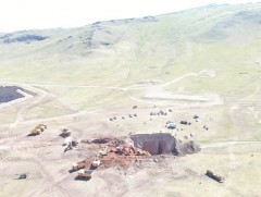 Уурхайн өрөмдлөгийн цооногт унасан 3 настай хүүхдийг аврах ажиллагаа үргэлжилж байна