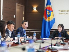 Аюулгүй байдлыг хангах болон хурлын үйл ажиллагаанд дэмжлэг үзүүлэн ажиллаж байна