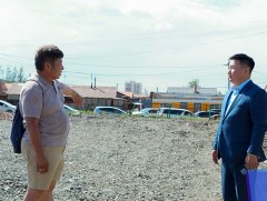 НЕБ-ын 67 дугаар сургуулийн зүүн талд 3100м2 талбайг чөлөөлж,  авто зам, зогсоол, явган хүний замы..