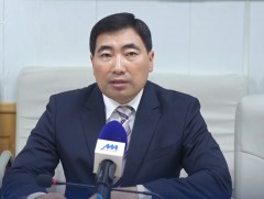 Аж үйлдвэр, эрдэс баялгийн яамны Төрийн нарийн бичгийн дарга Б.Дашпүрэв мэдээлэл хийж байна